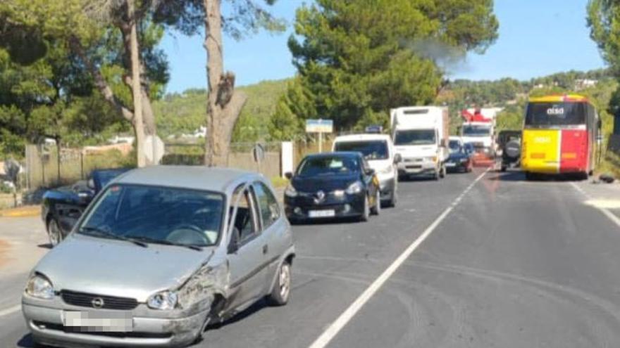 Un coche colisiona contra un autobús lleno de pasajeros en la carretera de Sant Josep