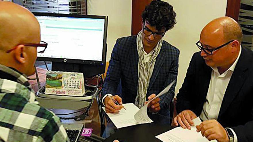 Yeray Rodríguez y Zebenzuí González, ayer, en la entrega de sus renuncias.