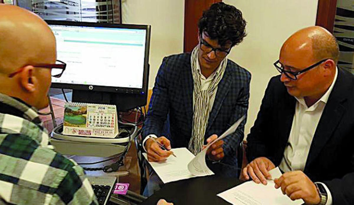 Yeray Rodríguez y Zebenzuí González, ayer, en la entrega de sus renuncias.
