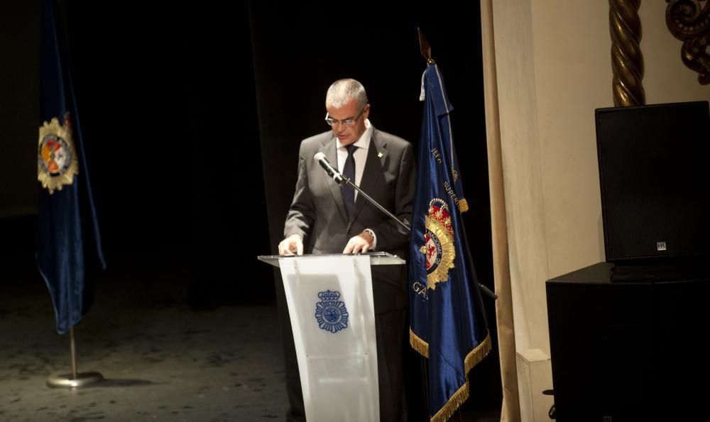 En un acto celebrado en el teatro Colón, se han impuesto las Medallas al Mérito Policial a los integrantes de la Policía Nacional que a lo largo del año han destacado por su entrega al servicio.