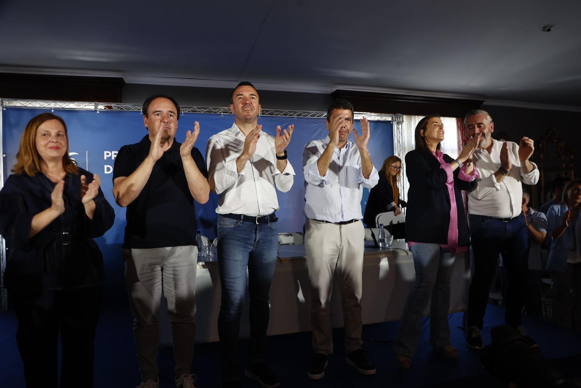 Mazón y el resto de la cúpula del PP en la junta provincial de los populares en Nàquera