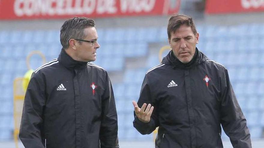 Eduardo Berizzo charla con el psicólogo Joaquín Dosil. // Adrián Irago