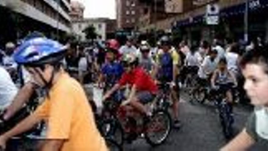 Cuatro mil bicis recorren Cáceres