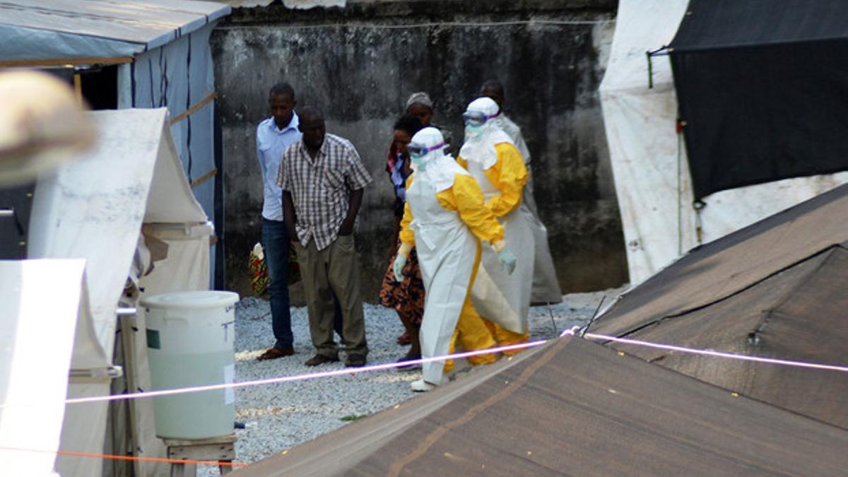 Personal sanitario, en un centro aislado para enfermos de ébola en Conakry, el pasado 14 de abril.