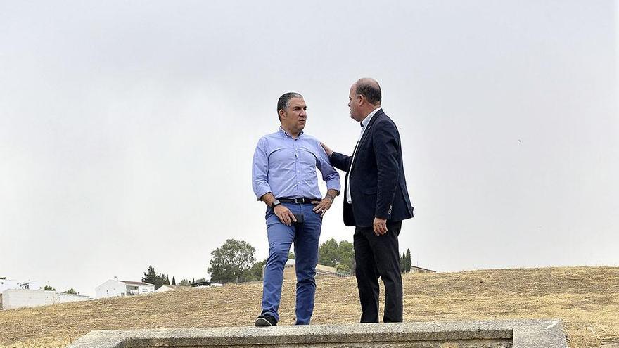 Bendodo y Barón, junto al dolmen de Viera .