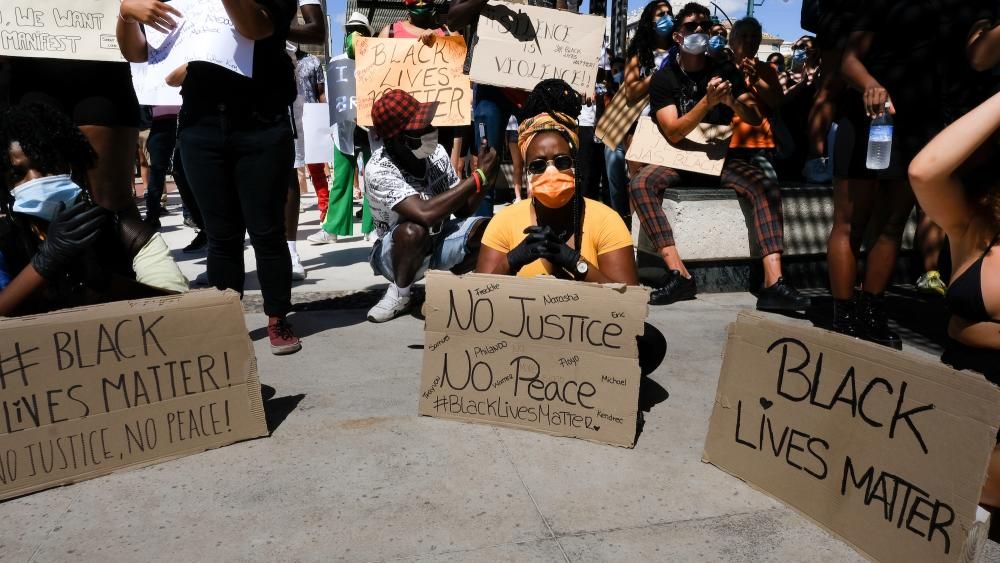 Este domingo, la plaza de la Marina de Málaga ha acogido una concentración con cientos de personas en contra del racismo y la xenofobia.