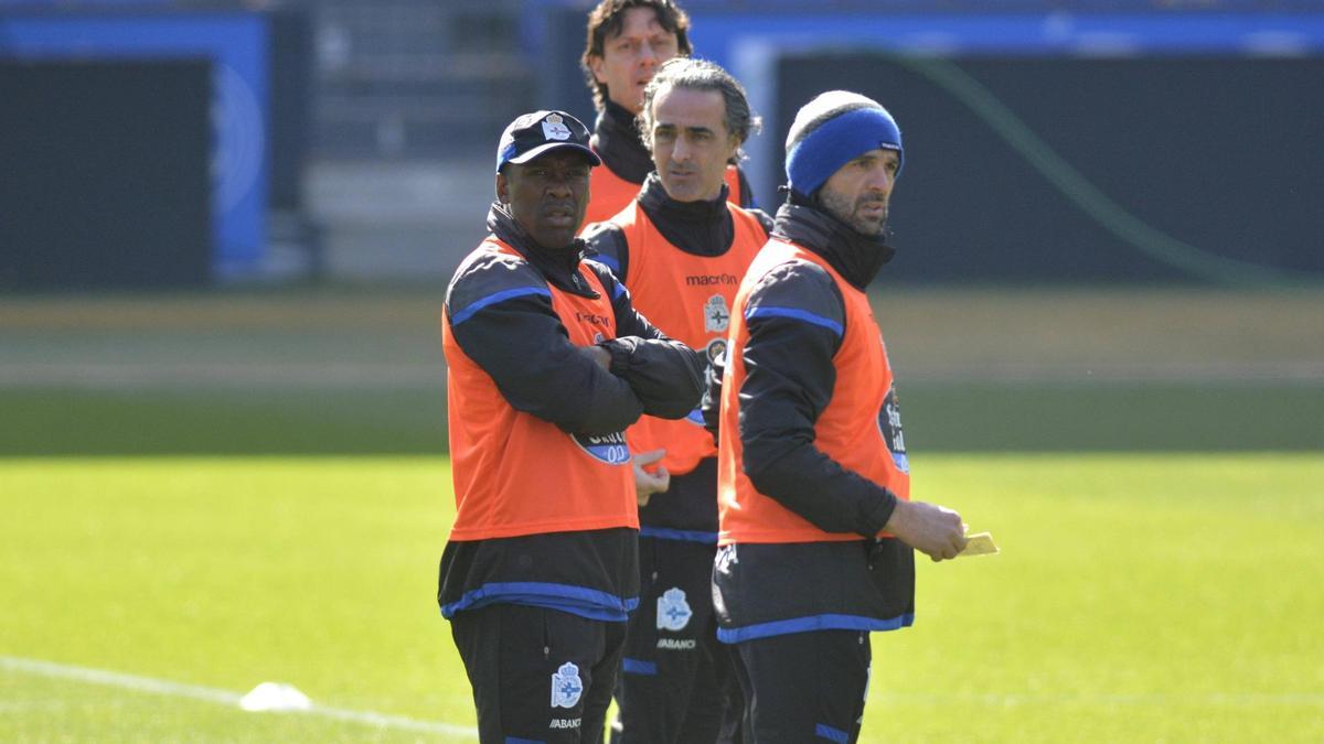 Pablo López en el centro de la foto, a la izquierda de Seedorf