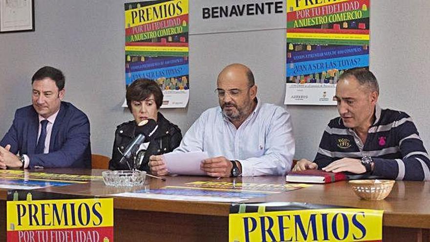 De izquierda a derecha: Ángel Zorita, responsable de Caja Rural en Benavente; la concejala de área, Sandra Otero; el responsable de comercio de Azebeco, Ernesto Cadenas; y el diputado provincial de Desarrollo Económico, Emilio Fernández.