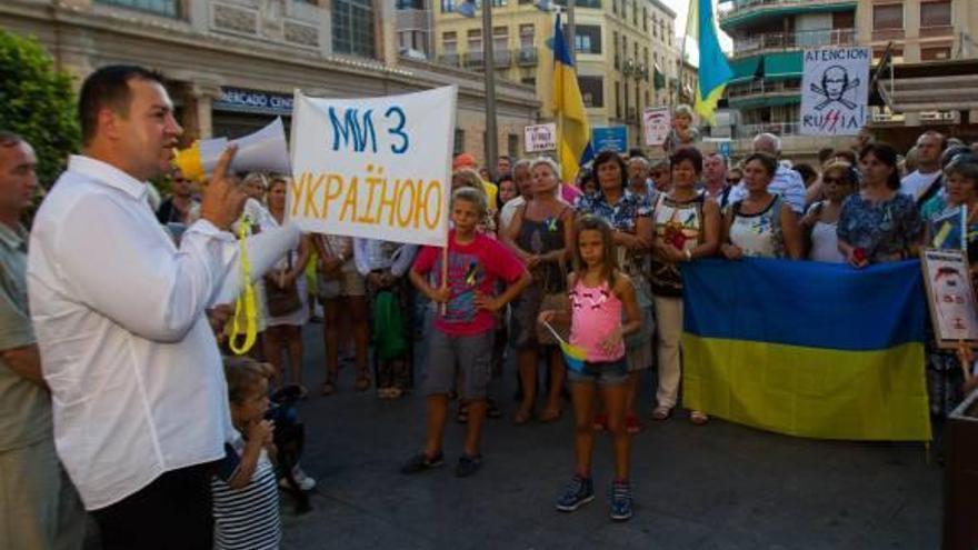 Decenas de ucranianos reunidos ayer en la Plaza del Mercado de Alicante.