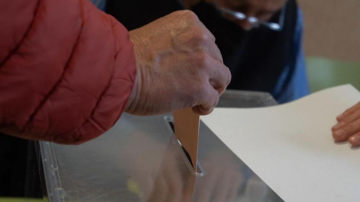 Un hombre vota en las últimas elecciones en Zamora. |