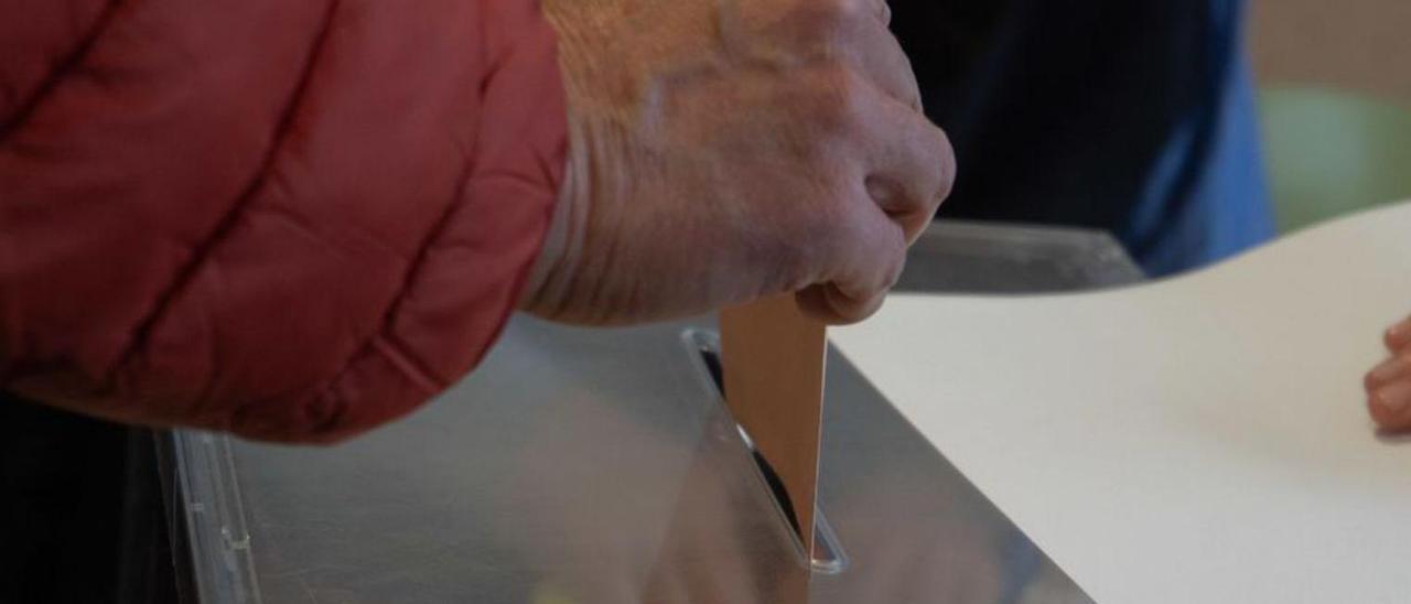Un hombre vota en las últimas elecciones en Zamora. |