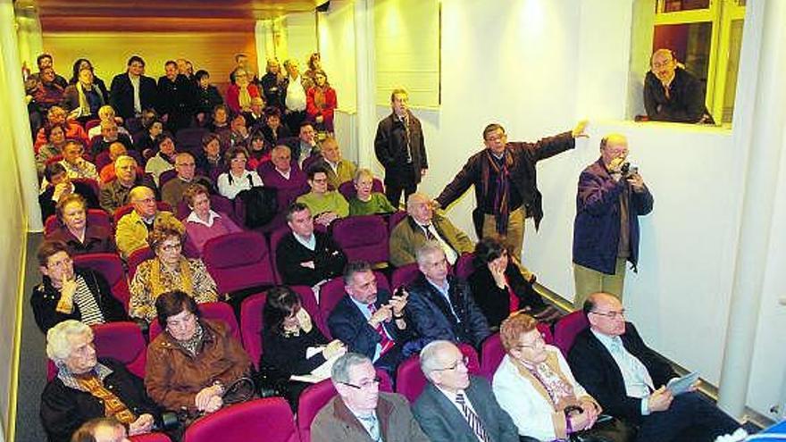 La asamblea ciudadana celebrada ayer en la Lila.   luisma murias