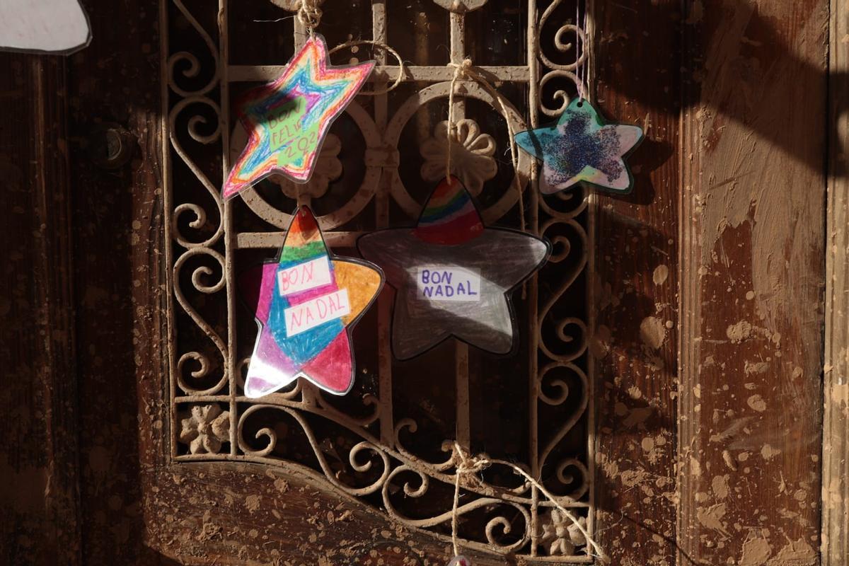 Decoración navideña en Paiporta elaborada por niños de toda España.