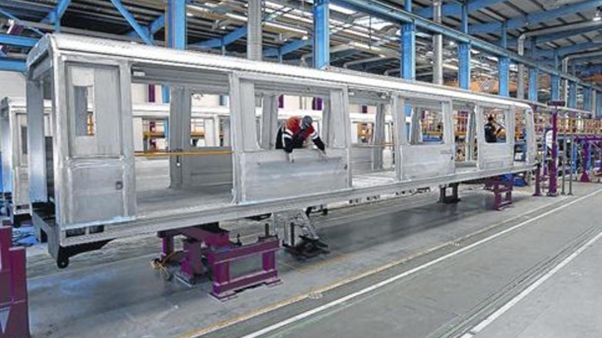 Producción de un vagón de tren en la fábrica de Alstom en Santa Perpètua de Mogoda (Vallès Occidental).