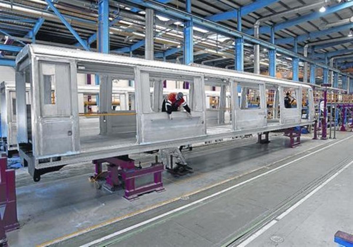 Producció d’un vagó de tren a la fàbrica d’Alstom a Santa Perpètua de Mogoda (Vallès Occidental).