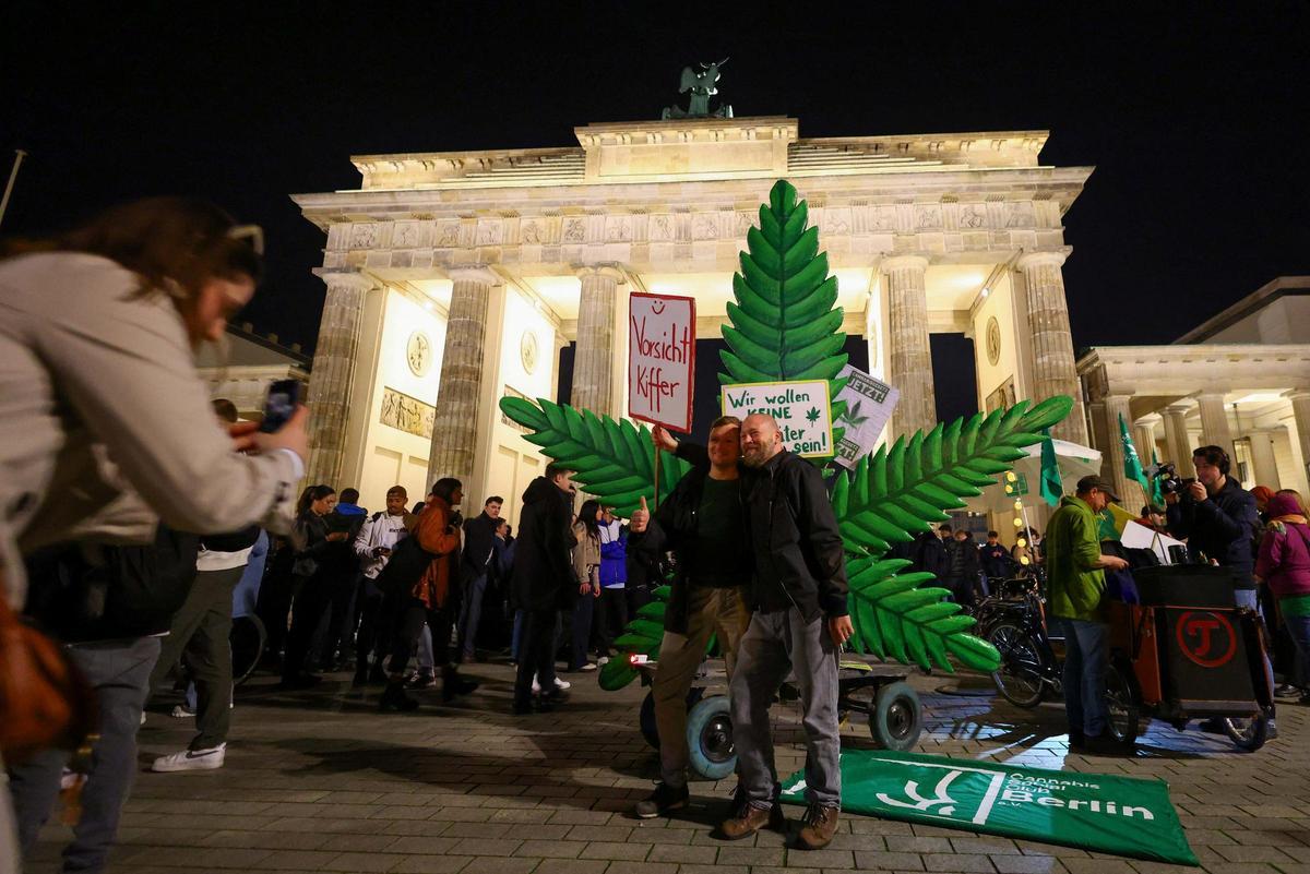 Cientos de personas celebran en Berlín que la marihuana ya es legal en Alemania