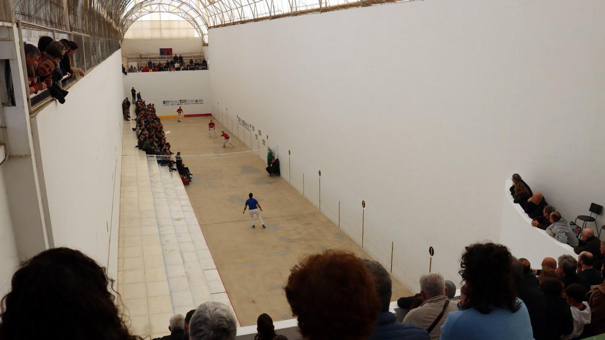 El trinquet de Benidorm es va omplir per gaudir de la gran final del Trofeu de Nadal.