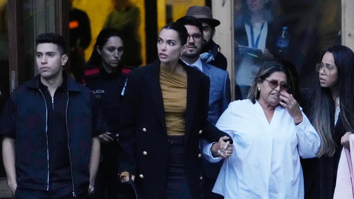 Las fotos de Joana Sanz saliendo del juzgado y agarrada a la madre de Dani Alves que están dando mucho que hablar
