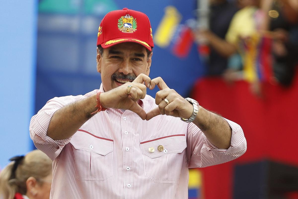 01/12/2025 CARACAS, Dec. 2, 2025 -- Venezuelan President Nicolas Maduro gestures during a rally in Caracas, capital of Venezuela, Dec. 1, 2025. Venezuela does not want "a slave's peace," Venezuelan President Nicolas Maduro told supporters Monday as U.S. military deployment has been "testing" his country for months. "We want peace, but peace with sovereignty, peace with equality, peace with freedom; we do not want the peace of slaves or the peace of colonies. A colony never, slaves never," Maduro declared, noting that the 22-week U.S. military "aggression" can be described as "psychological terrorism." POLITICA Europa Press/Contacto/Pedro MATTEY