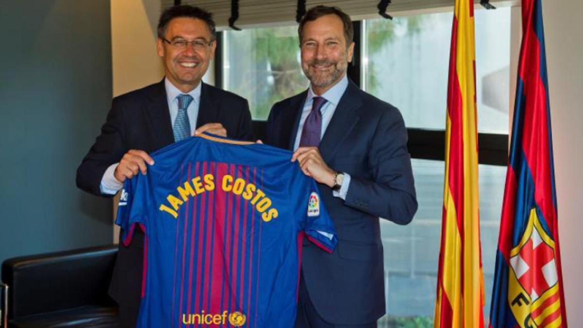 Josep Maria Bartomeu y James Costos, en el acto de presentación que ha tenido lugar este miércoles en las oficinas del FC Barcelona