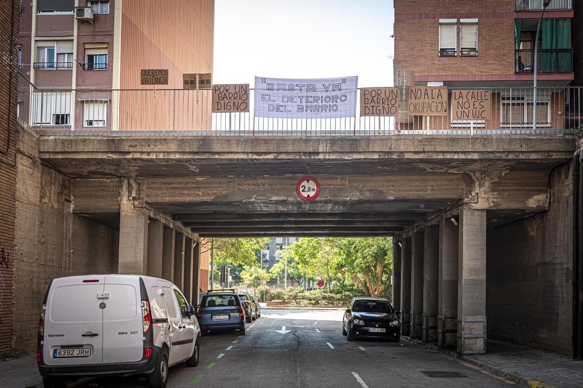 Imagen de archivo del puente (con pancartas de denuncia de los vecinos) desde la calle de las naves desalojadas