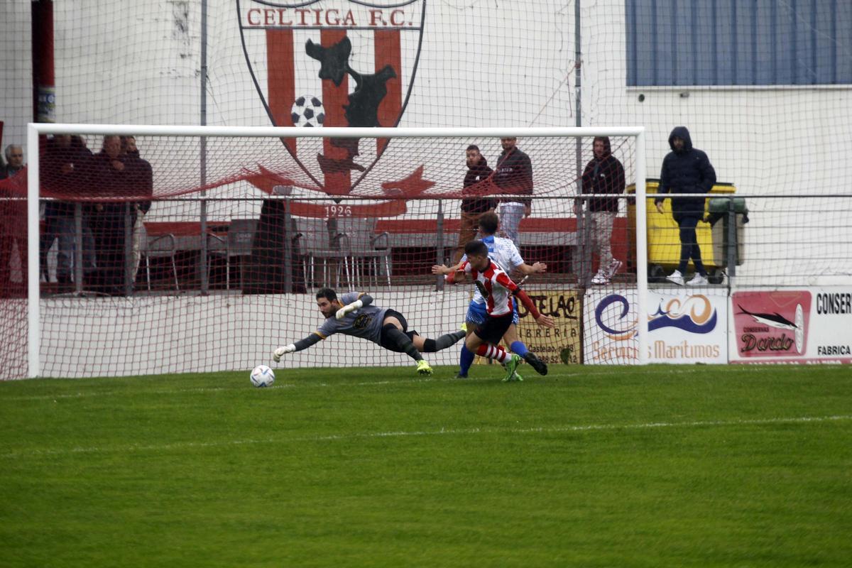 Nucho intenta evitar un gol durante una acción del partido disputado en el Salvador Otero.