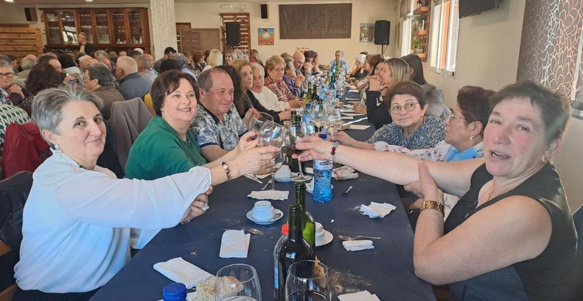 El Centro Social y Ardefur reúnen 100 comensales en el Río Liñares