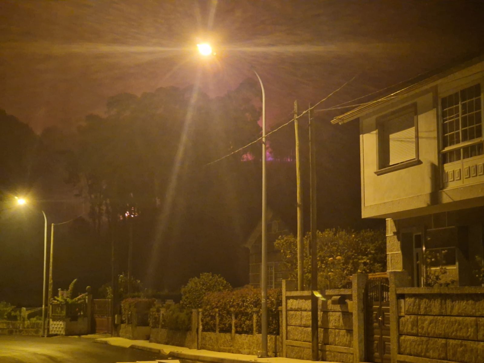 El incendio declarado ayer en Xiabre obliga a enfrentarse a las llamas durante toda la madrugada.