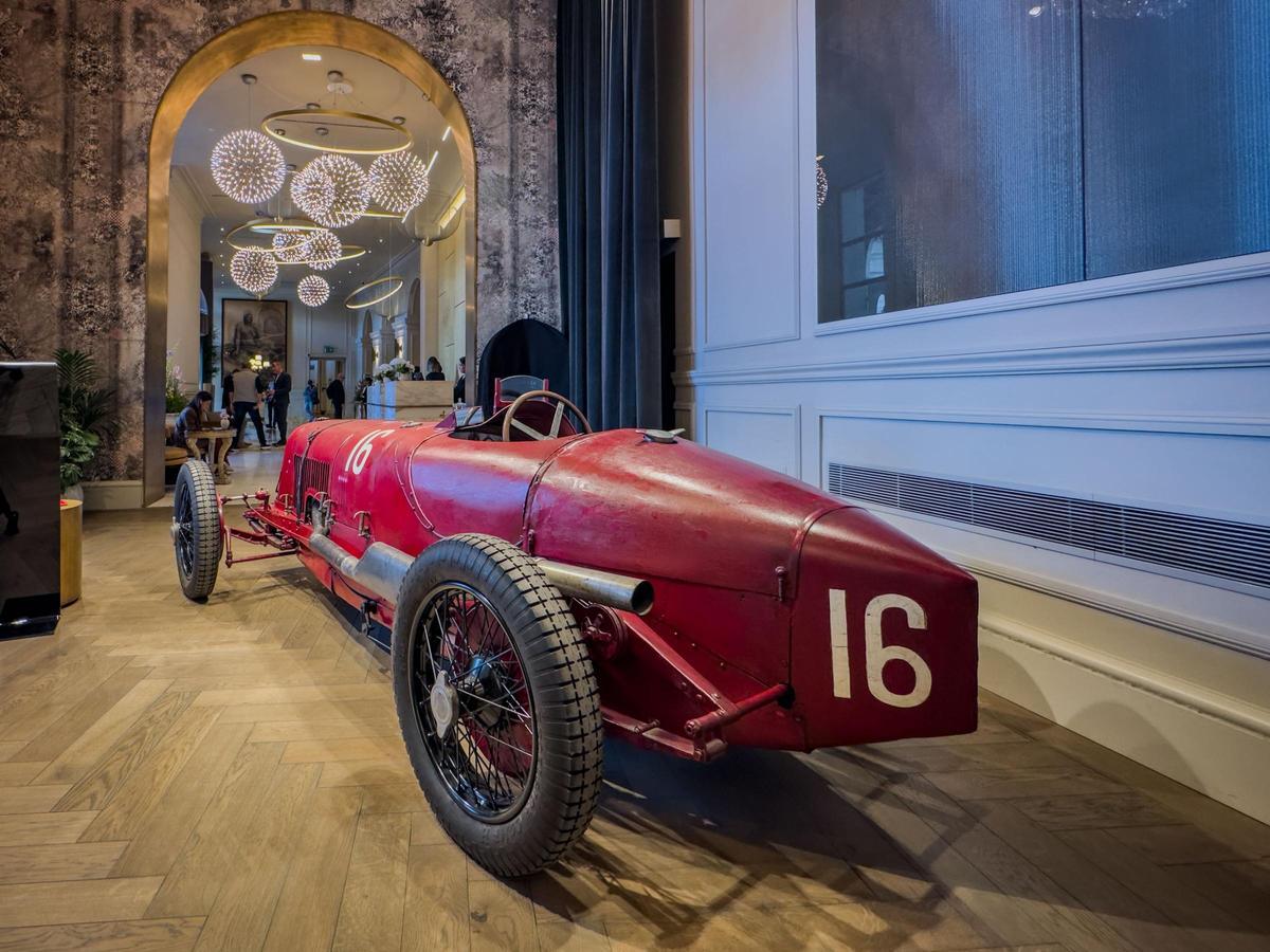 Vista posterior del Maserati Tipo 26B, protagonista en Roma como evolución del Tipo 26, un modelo clave en la historia deportiva de la marca que marcó una era de innovación y victorias.