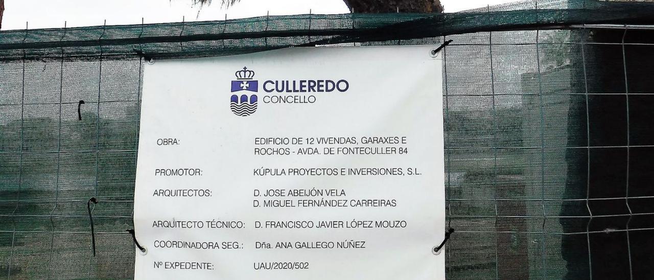 Cartel de obra al borde de O Burgo, con la construcción del edificio ahora ya avanzado. |   // I.R.