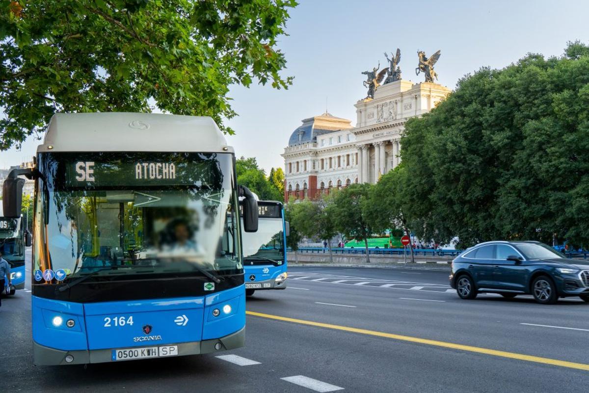 Autobús del  serviico especial de EMT habilitado por la sobras en el entorno de Atocha.