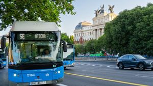 Autobús del  serviico especial de EMT habilitado por la sobras en el entorno de Atocha.