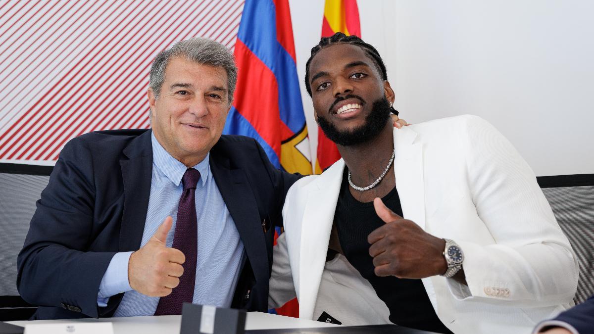 Dika Mem, con Joan Laporta tras su renovación