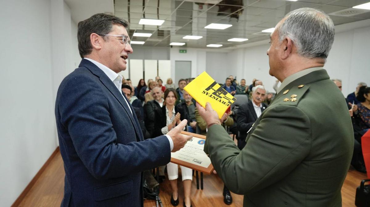 El capitán Orueta y el delegado de ARES, Benigno Maújo. | MARIO CANTELI