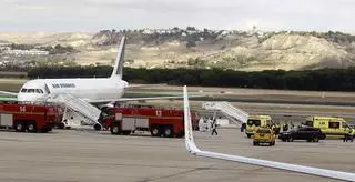 Tres activistas se pega al suelo de una pista del aeropuerto de Barajas