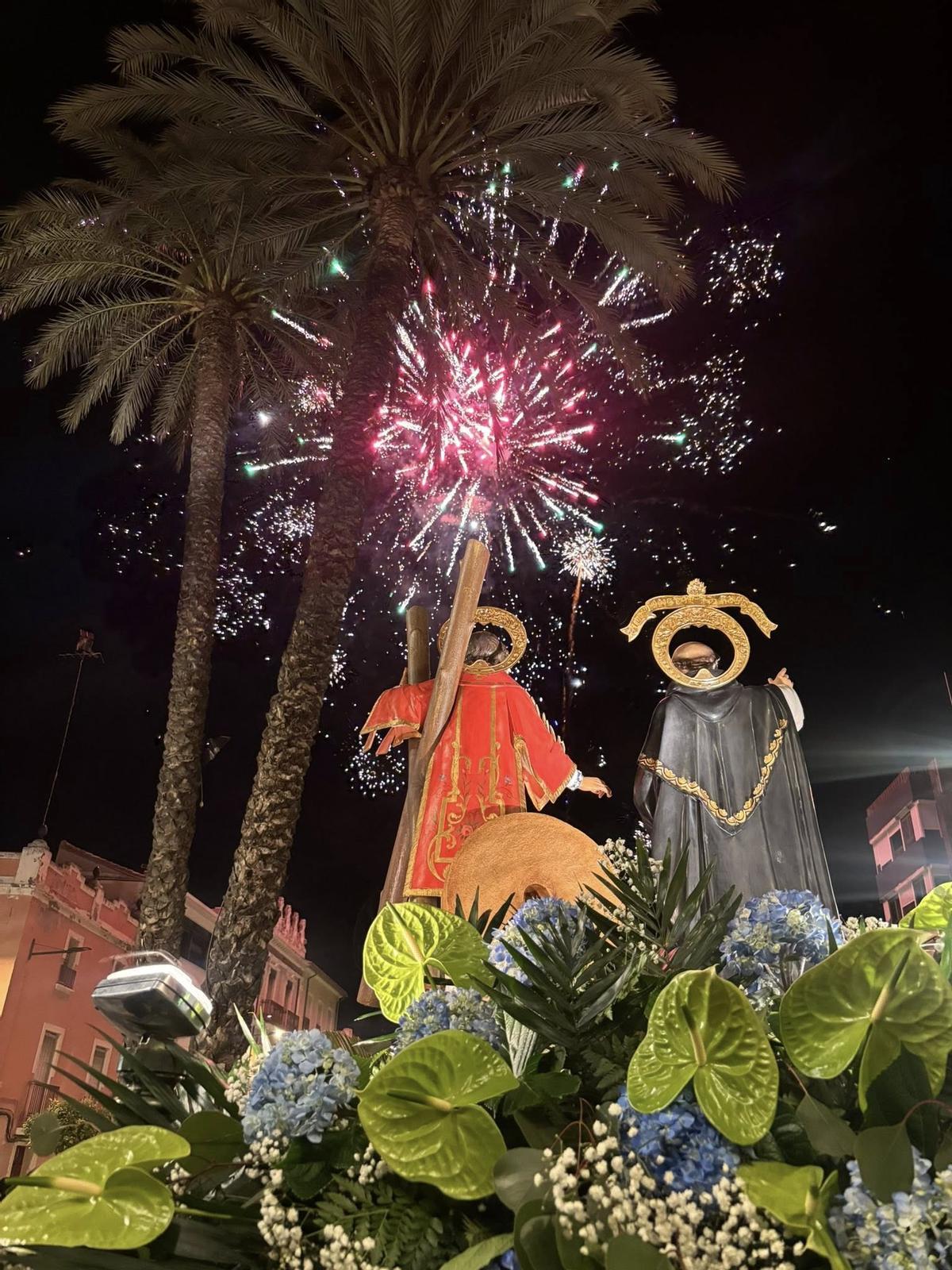 Un castillo de fuegos artificiales cerró las fiestas.
