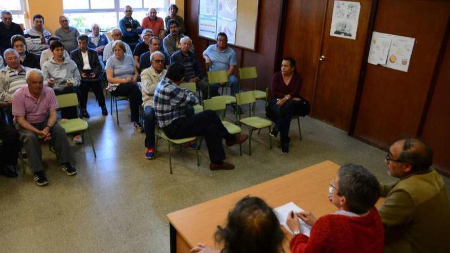 Decenas de vecinos asistieron anteanoche a la asamblea para ultimar el juicio que comienza el lunes en Pontevedra. // Gonzalo Núñez