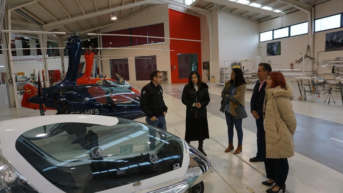 Un momento de la visita de la delegada de Empleo a Ela Aviación.