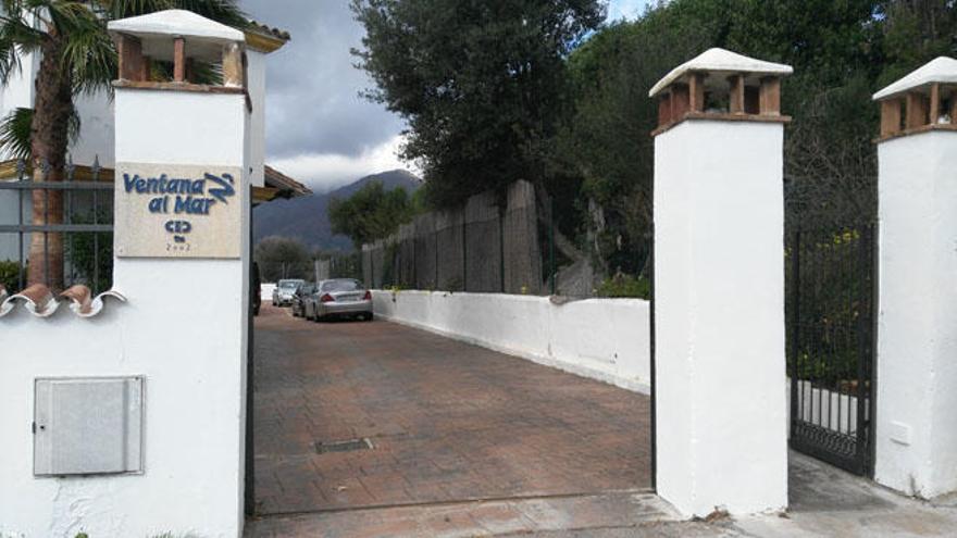 Entrada de la urbanización donde han sido hallados los cuerpos.