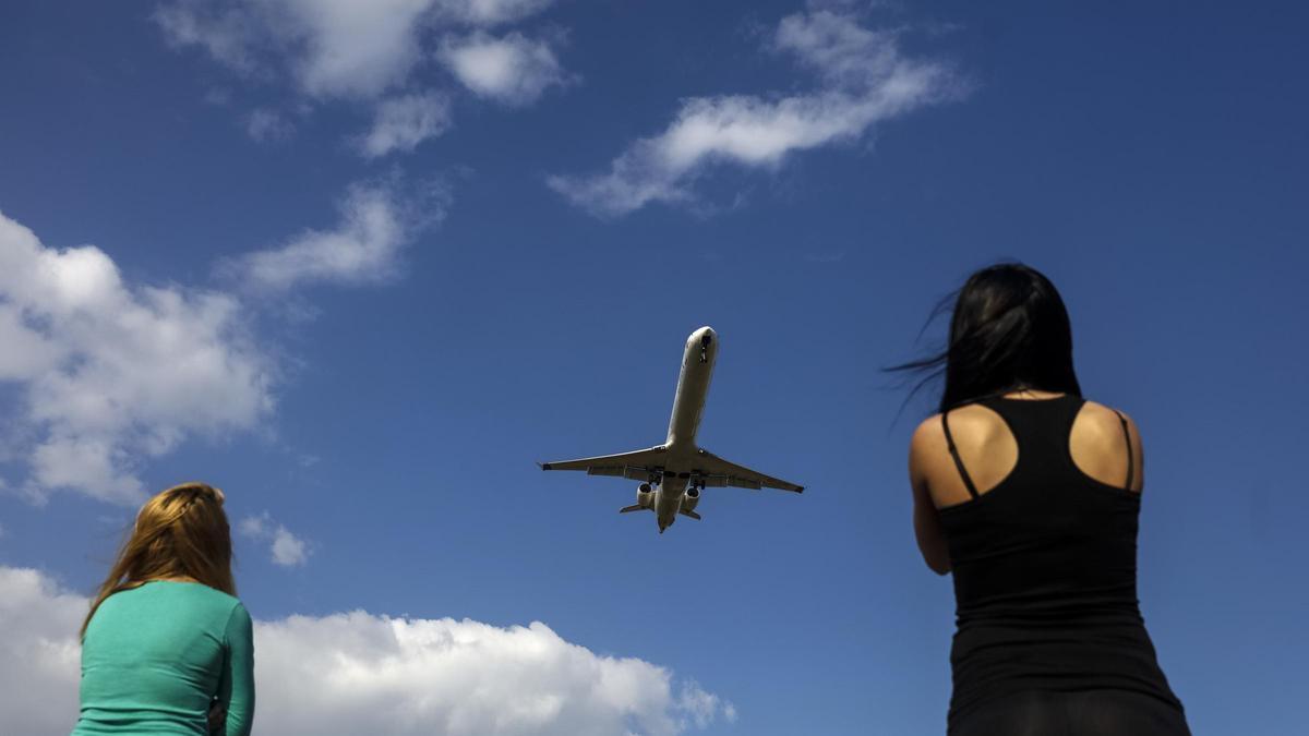 Un avión en pleno vuelo en Palma.