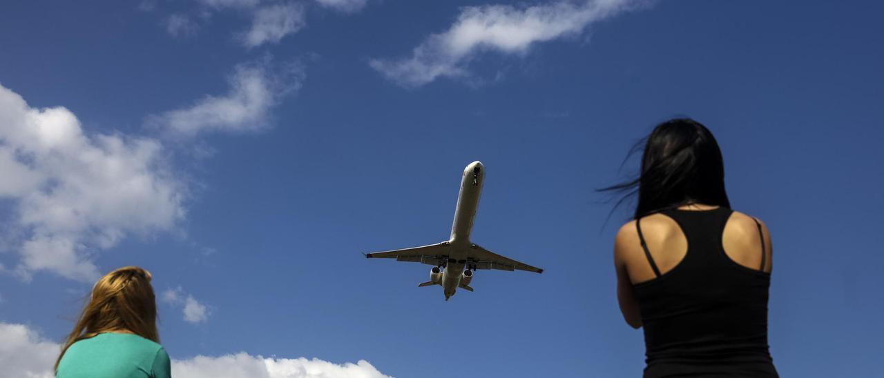 Un avión en pleno vuelo en Palma.