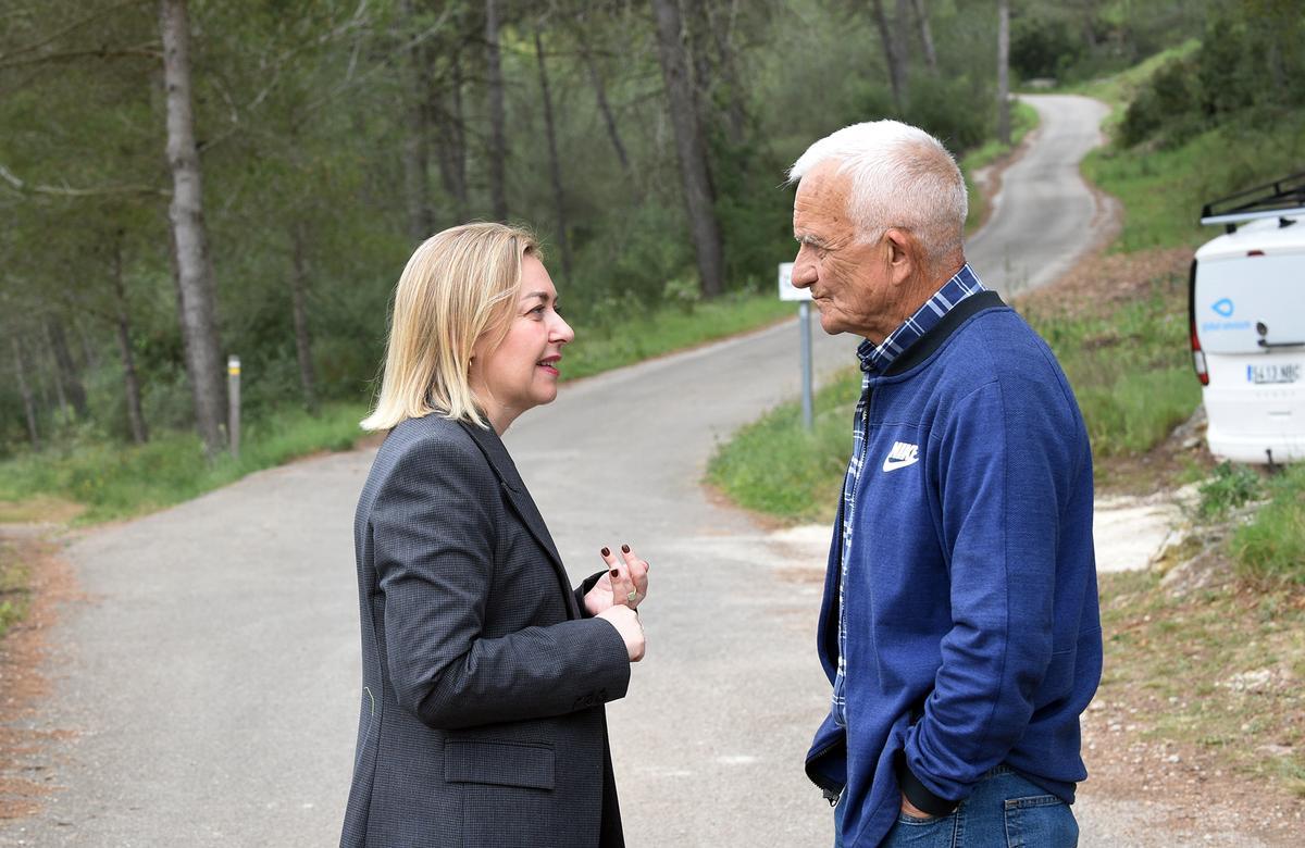 La vicepresidenta de la diputación, Natàlia Enguix, con el alcalde de Benitajar.