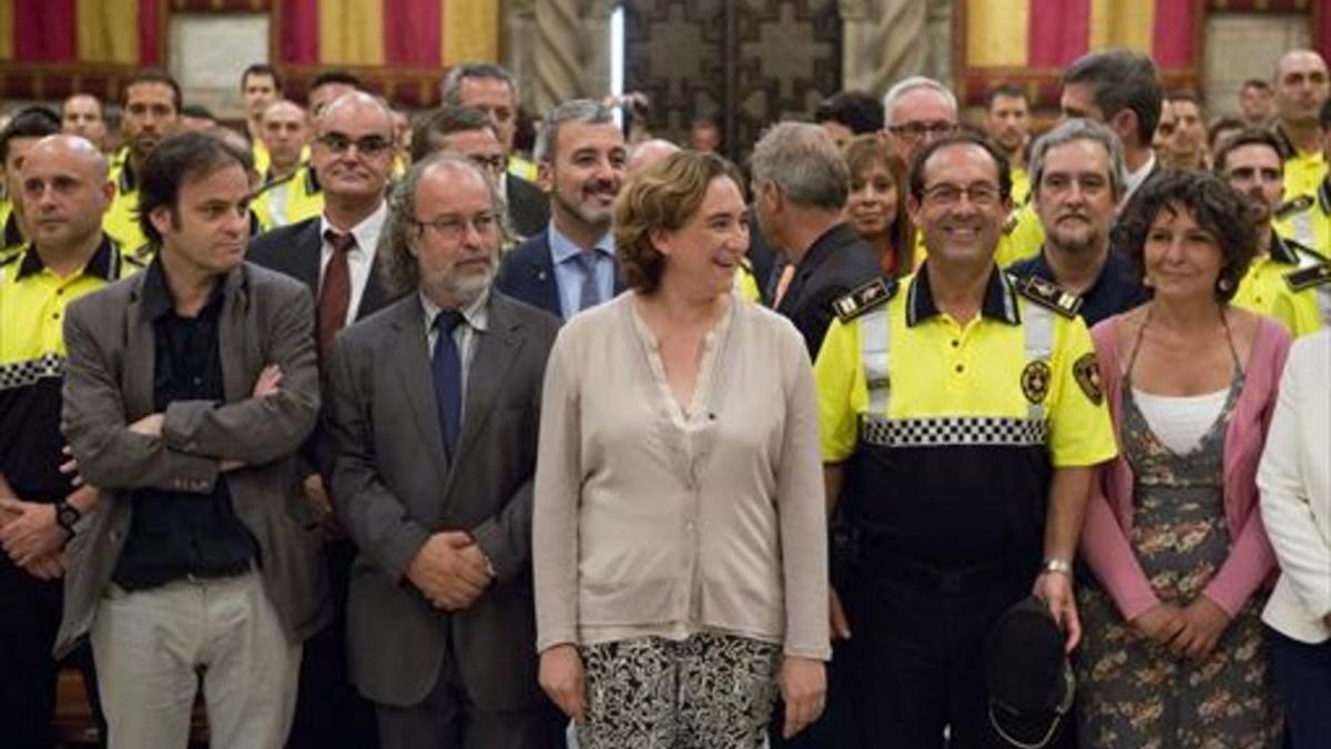 Jaume Asens, izquierda, con el comisionado de Seguridad, Amadeu Recasens, Colau y el intendente de la Urbana, Evelio Vázquez, el pasado julio.