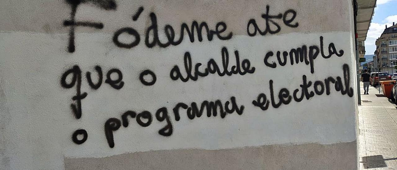 Algunos ejemplos de pintadas que pueden verse en la zona centro de A Estrada.   | // L.F./A.C.