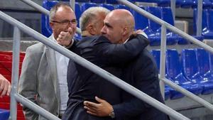 Abrazo entre Laporta y Javi Rodríguez ante la mirada de Aureli Mas
