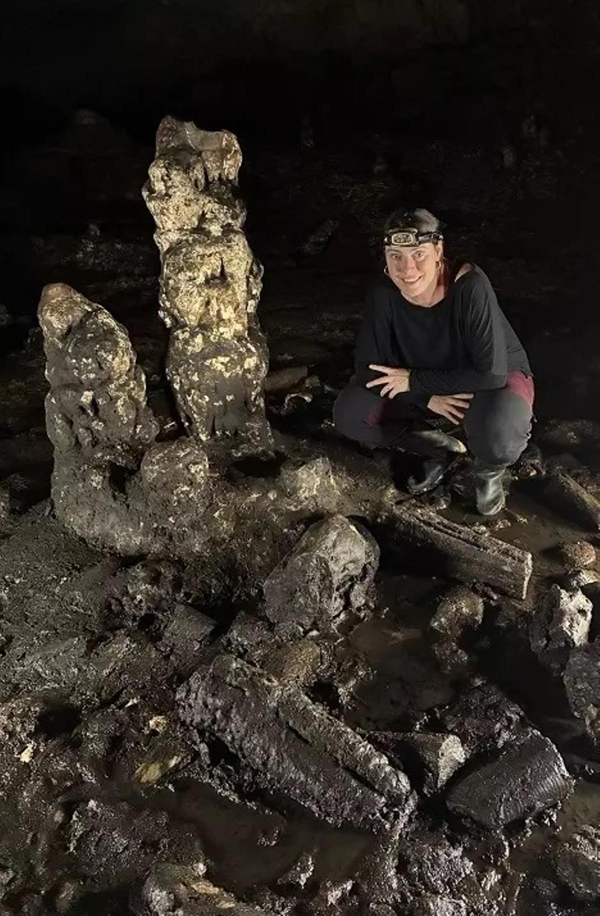Virginia Barciela, junto a una estructura hallada en la Cova de les Dones en una campaña anterior.