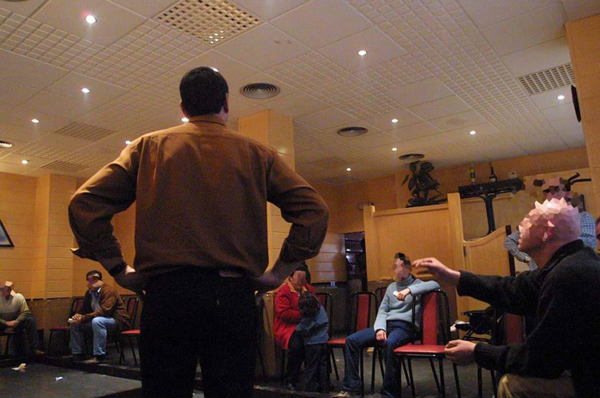 Un corro de chapas en un bar de Benavente.