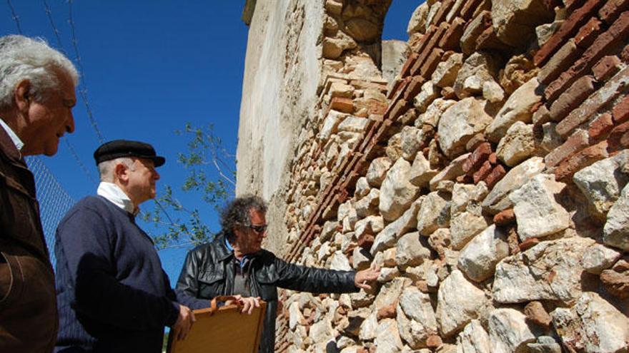 El presidente de Torrijos 1831, Jesús Rivera, y el secretario, Esteban Alcántara, en las ruinas de la alquería del Conde de Mollina, en 2012.