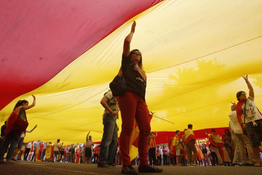 Caravana de vehículos con banderas españolas en València