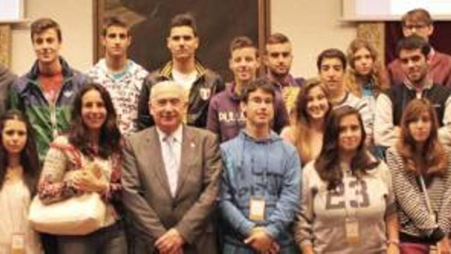 Vicente Gotor, ayer, con los participantes en el IV Campus Científico.